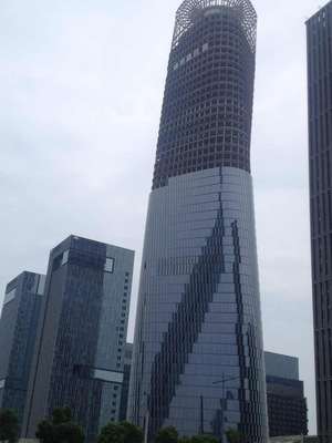 楼层起重机——超高层幕墙安装“利器”与建筑幕墙设计安装